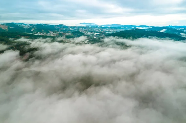 Niebla Marina Una Montaña Olas Nubes Los Picos Fondo Cubiertas —  Fotos de Stock