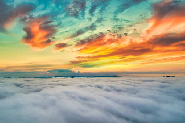 Widok Powietrza Kolorowy Wschód Słońca Nad Białą Gęstą Mgłą Odległą — Zdjęcie stockowe