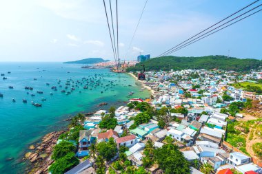 Dünyanın en uzun teleferik yolculuğu Güney Vietnam 'daki Phu Quoc adası. Aşağıda, popüler Hon Thom adasındaki An Thoi kasabasının limanında sıralanmış geleneksel balıkçı tekneleri var. Seyahat kavramı.