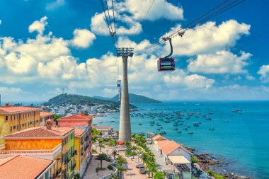 Dünyanın en uzun teleferik yolculuğu Güney Vietnam 'daki Phu Quoc adası. Aşağıda, popüler Hon Thom adasındaki An Thoi kasabasının limanında sıralanmış geleneksel balıkçı tekneleri var. Seyahat kavramı.