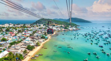 Dünyanın en uzun teleferik yolculuğu Güney Vietnam 'daki Phu Quoc adası. Aşağıda, popüler Hon Thom adasındaki An Thoi kasabasının limanında sıralanmış geleneksel balıkçı tekneleri var. Seyahat kavramı.