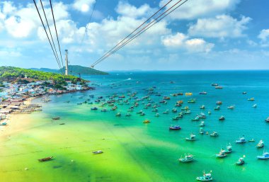 Hoparlörden hava görüntüsü. Tahta balıkçı teknesi denizde. An Thoi limanı Phu Quoc Adası, Vietnam..