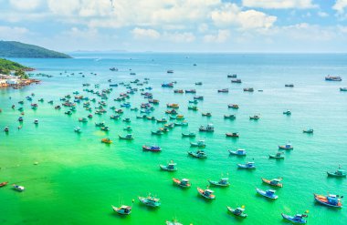 Hoparlörden hava görüntüsü. Tahta balıkçı teknesi denizde. An Thoi limanı Phu Quoc Adası, Vietnam..