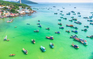 Hoparlörden hava görüntüsü. Tahta balıkçı teknesi denizde. An Thoi limanı Phu Quoc Adası, Vietnam..