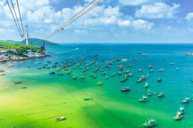 Hoparlörden hava görüntüsü. Tahta balıkçı teknesi denizde. An Thoi limanı Phu Quoc Adası, Vietnam..