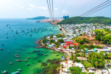Hoparlörden hava görüntüsü. Tahta balıkçı teknesi denizde. An Thoi limanı Phu Quoc Adası, Vietnam..