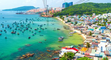 Hoparlörden hava görüntüsü. Tahta balıkçı teknesi denizde. An Thoi limanı Phu Quoc Adası, Vietnam..