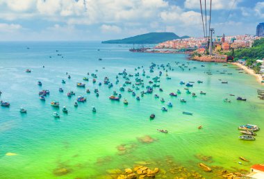 Hoparlörden hava görüntüsü. Tahta balıkçı teknesi denizde. An Thoi limanı Phu Quoc Adası, Vietnam..