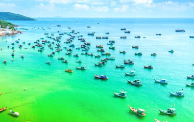 Hoparlörden hava görüntüsü. Tahta balıkçı teknesi denizde. An Thoi limanı Phu Quoc Adası, Vietnam..