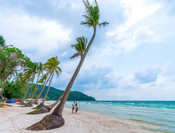 フーコック ベトナム 2022年4月18日 真珠島の美しい熱帯ビーチ これは ベトナムのフーコックで週末に楽しい時間を過ごすために観光客を引き付けるために細かい砂のストレッチで 明確で青です — ストック写真