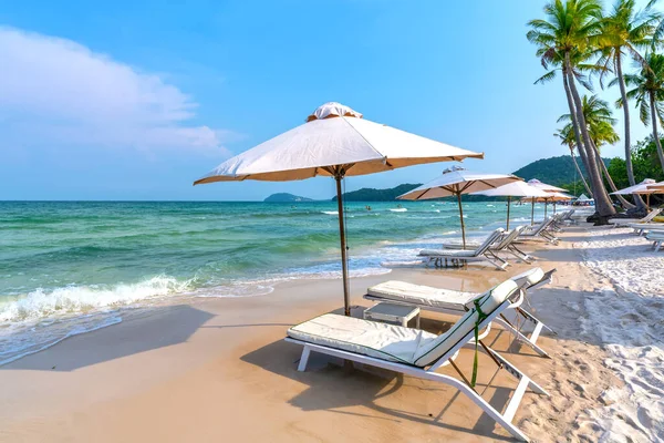 Sonnenliegen Tropischen Strand Auf Der Insel Phu Quoc Vietnam Strandlächeln — Stockfoto