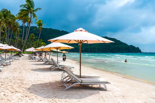 Vietnam Daki Phu Quoc Adasındaki Tropikal Plajda Güneşli Yataklar Kumsalın — Stok fotoğraf