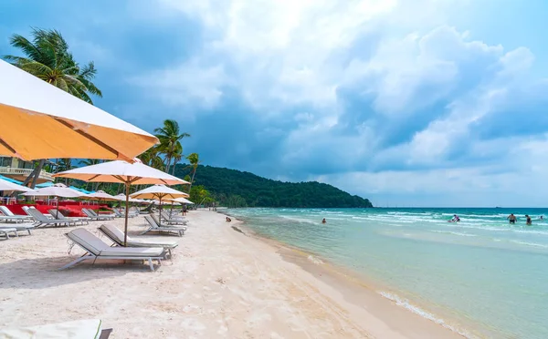Сонячні Ліжка Тропічному Пляжі Острові Куок Єтнам Усмішка Пляжу — стокове фото