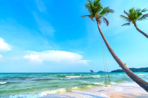ベトナムのフーコック島の真珠の島で美しい熱帯ビーチ ビーチは清潔で澄んでいて青いです 週末には観光客を楽しませるために細かい砂が広がっています — ストック写真