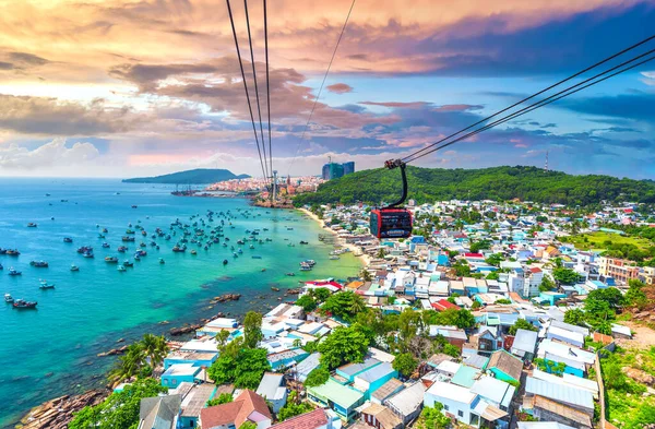 Dünyanın en uzun teleferik yolculuğu Güney Vietnam 'daki Phu Quoc adası, günbatımı gökyüzü. Aşağıda, popüler Hon Thom adasındaki An Thoi kasabasının limanında sıralanmış geleneksel balıkçı tekneleri var.. 