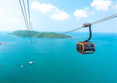 Dünyanın en uzun teleferik yolculuğu manzarası, Phu Quoc Adası, Vietnam. Aşağıda tropikal adalar ve teknelerle deniz manzarası var..