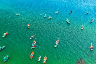 Phu Quoc Adası, Vietnam 'daki Thoi Limanı' nda tahta balıkçı teknesinin havadan görünüşü.