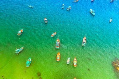 Phu Quoc Adası, Vietnam 'daki Thoi Limanı' nda tahta balıkçı teknesinin havadan görünüşü.