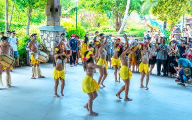 Phu Quoc, Vietnam - 18 Nisan 2022: Bir grup Latin Amerikalı dansçı mayo giyip Phu Quoc Adası, Vietnam 'ı ziyaret eden turistlere hizmet için dans ediyorlar