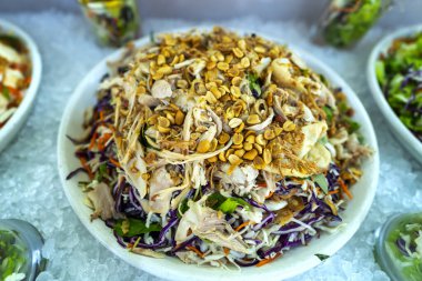 Et salatası, sebzelerle karıştırılmış denizanası kızarmış fıstık ve restoran büfesi için soğan.