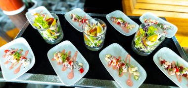 Salata, yumurtalı haşlanmış sebze, karpuz, mayonez meyveli mayonez tabağı ya da kaşıkla servis edilen mayonez. Yatay