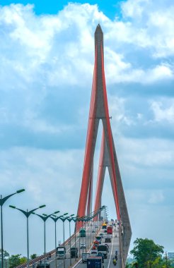 Can Tho, Vietnam - 21 Nisan 2022: Yaz öğleden sonra Can Tho Köprüsü 'nde yoğun trafik vardı. Tho Köprüsü, Vietnam, Mekong Delta 'da ünlü bir köprüdür..