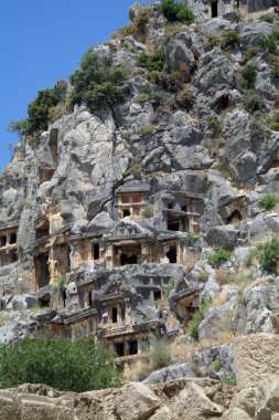 dağlarda tarihi mezarlar