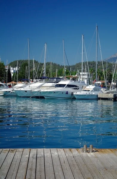 Schiffe im Hafen — Stockfoto