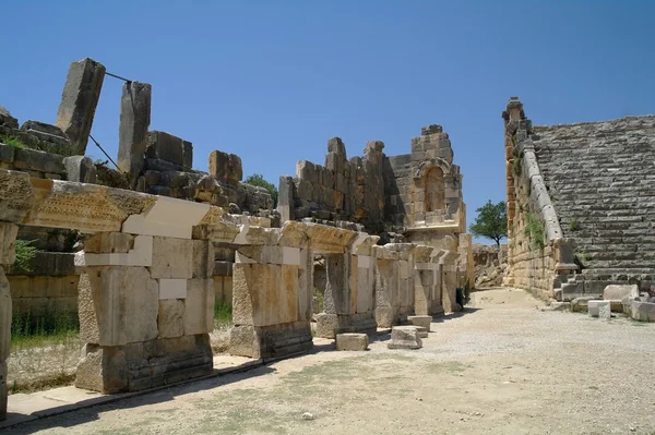 Antik, antik amfitiyatro ruins — Stok fotoğraf