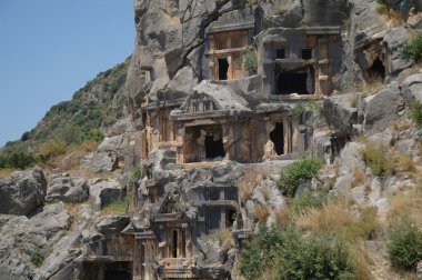 dağlarda tarihi mezarlar