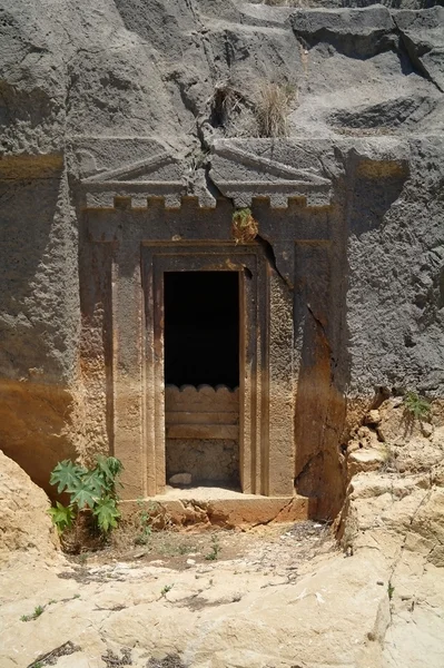 Історичні гробниці в горах — стокове фото