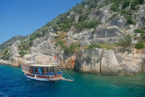 Bahía en el mar Mediterráneo con yate viejo en el Kekova. Turquía . — Foto de Stock