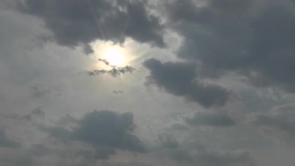 Verkeer van wolken — Stockvideo