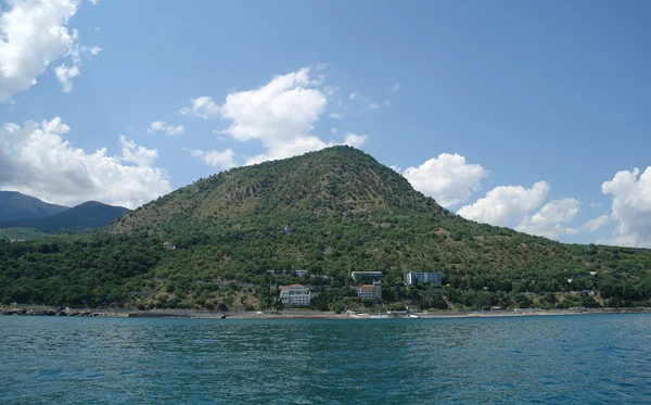 Mustanmeren ja vuorten maisema — kuvapankkivalokuva