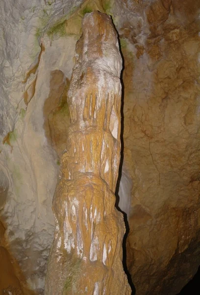 Karsztos formációk a barlangot. — Stock Fotó