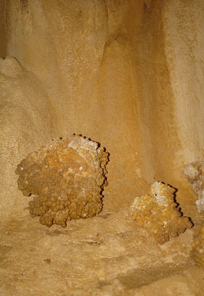 Karst formationer i grottan. — Stockfoto
