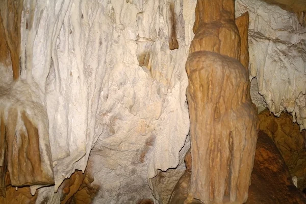 Karstformationen in der Höhle. — Stockfoto