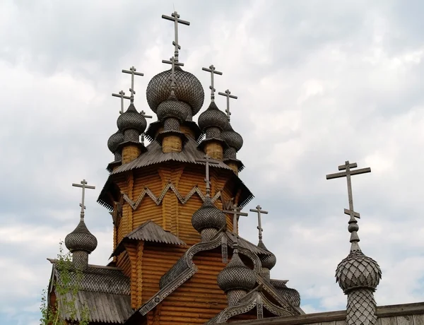 Мужской монастырь. Монастырское село полностью построено из дерева . — стоковое фото
