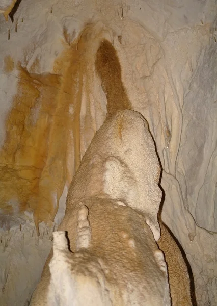 Zjawiska krasowe w jaskini. — Zdjęcie stockowe