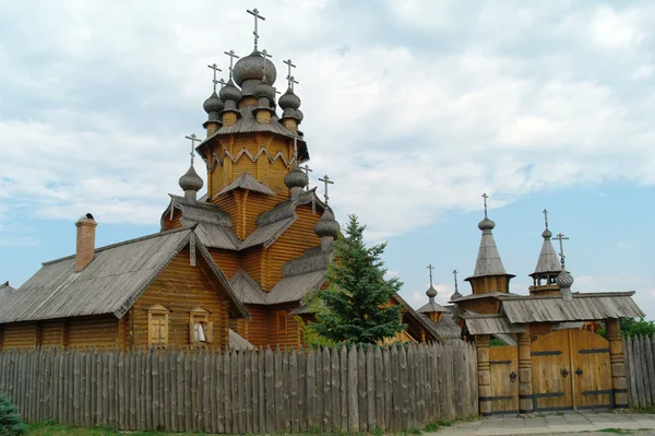 Le monastère des hommes. Village monastique entièrement construit d'un arbre . — Photo