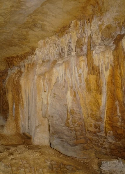 Karst formationer i grottan. — Stockfoto