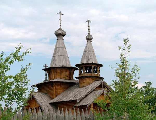 Мужской монастырь. Монастырское село полностью построено из дерева . — стоковое фото