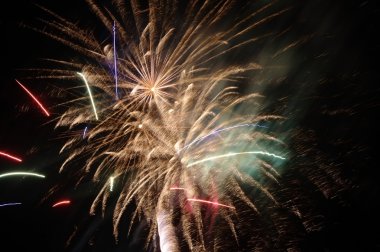 Karanlık gökyüzünde renkli havai fişekler