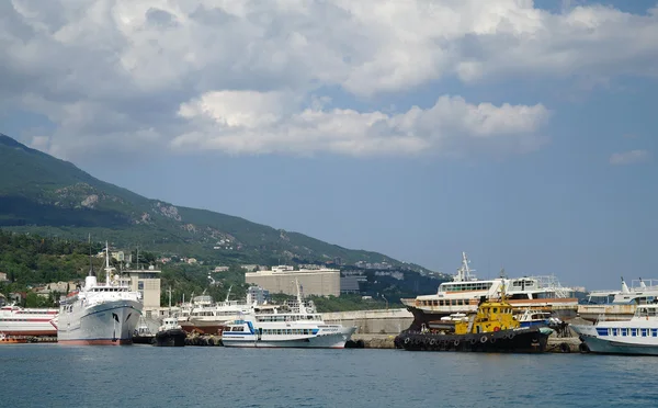 Panorama z Černého moře mola a port přístavu v Jaltě, Krym, Ukrajina — Stock fotografie