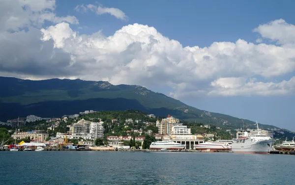 Panorama del molo del Mar Nero e porto portuale di Yalta, Crimea, Ucraina — Foto Stock