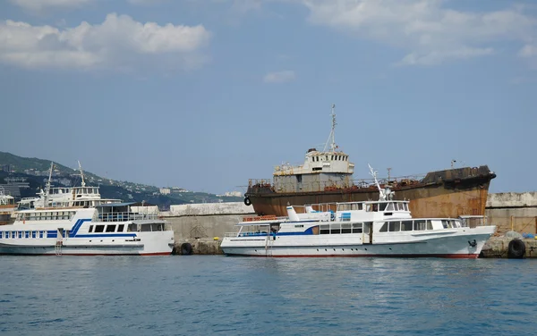 Panorama z Černého moře mola a port přístavu v Jaltě, Krym, Ukrajina — Stock fotografie