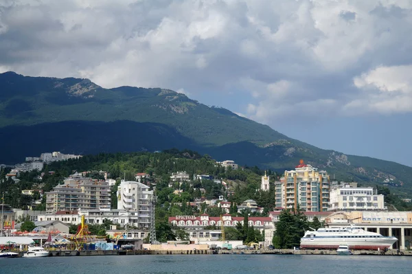 Panorama del molo del Mar Nero e porto portuale di Yalta, Crimea, Ucraina — Foto Stock