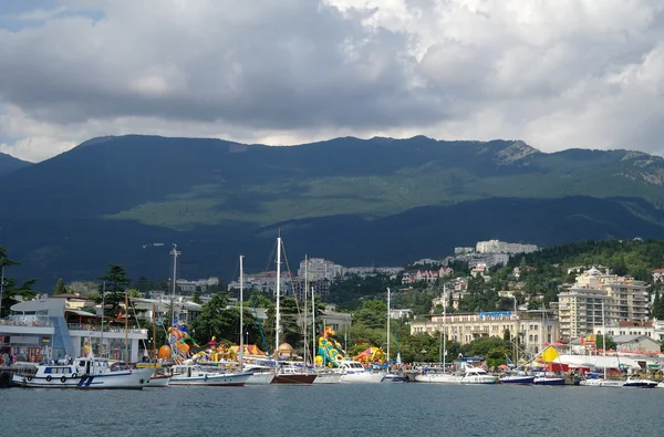 Panorama z Černého moře mola a port přístavu v Jaltě, Krym, Ukrajina — Stock fotografie