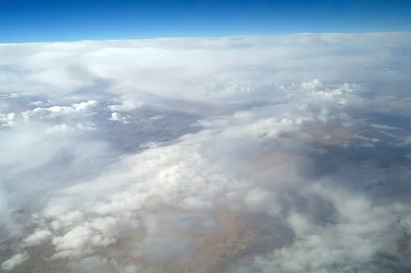 Pohled na oblohu cloudscape a země — Stock fotografie