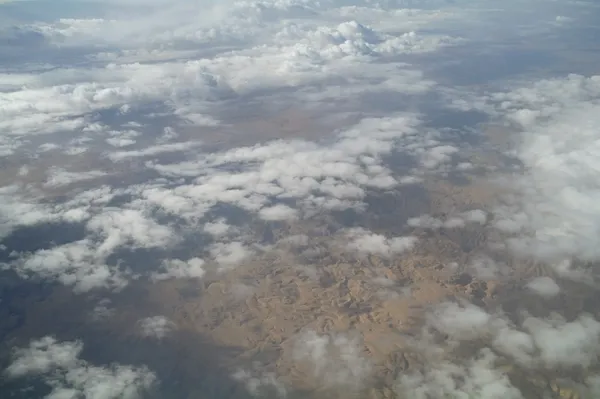 Vista del cielo del paisaje nublado y la tierra — Foto de Stock